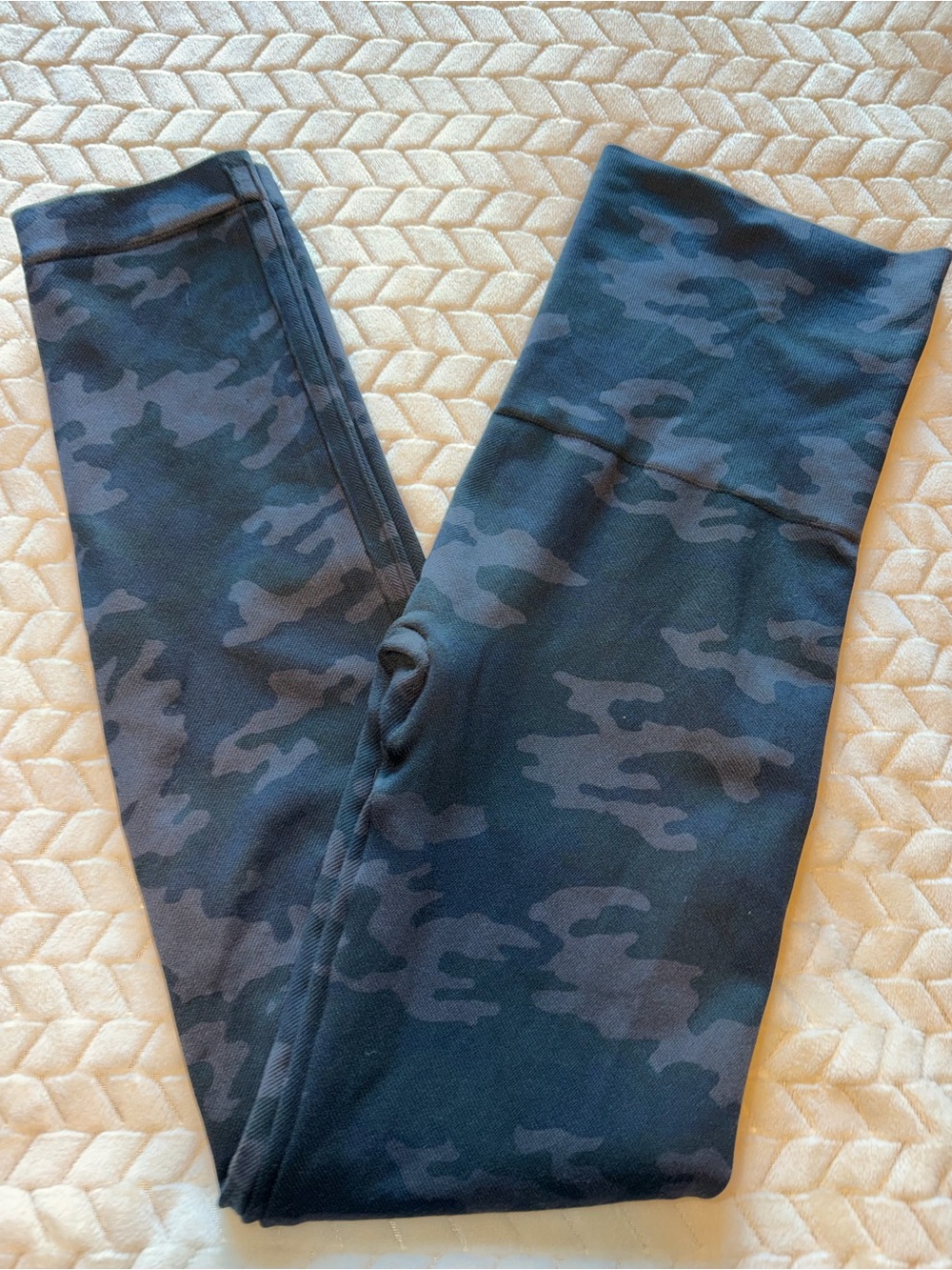 SPANX Look At Me Now Black Camo Print Leggings 
Size Large